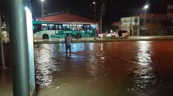 Esgotamento de inundações na Vila Olimpia